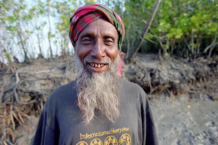 Bangladesh honey hunt - Photograph by Jill Mead